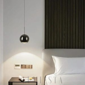 Czarna metalowa lampa kula wisząca - zbliżenie na przegub regulacji