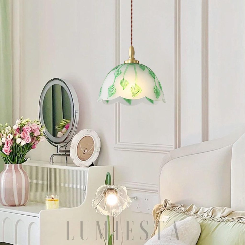 Retro lampa wisząca z liśćmi ze szkła Ø28cm, widok od spodu na zielono-białe szkło