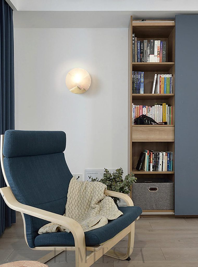 Everest - okrągły klosz z alabastru i mosiężna podstawa, widok od dołu