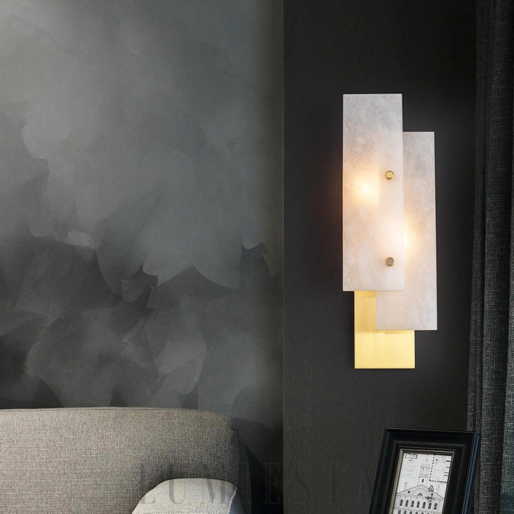 Karoo - lampa ścienna alabastrowa 55 cm, widok całości na jasnej ścianie