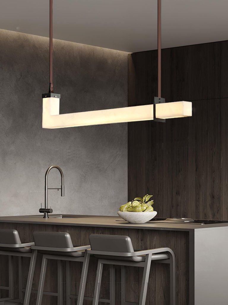 Lampa wisząca Axis z alabastru i metalu - linearna forma 120 cm