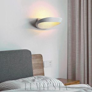 Nowoczesna lampa ścienna w unikalnym kształcie owalnym