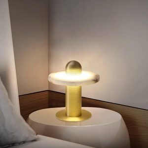 Median - lampa stołowa z alabastru czarno złota w pełnym ujęciu, z dekoracyjnym kloszem