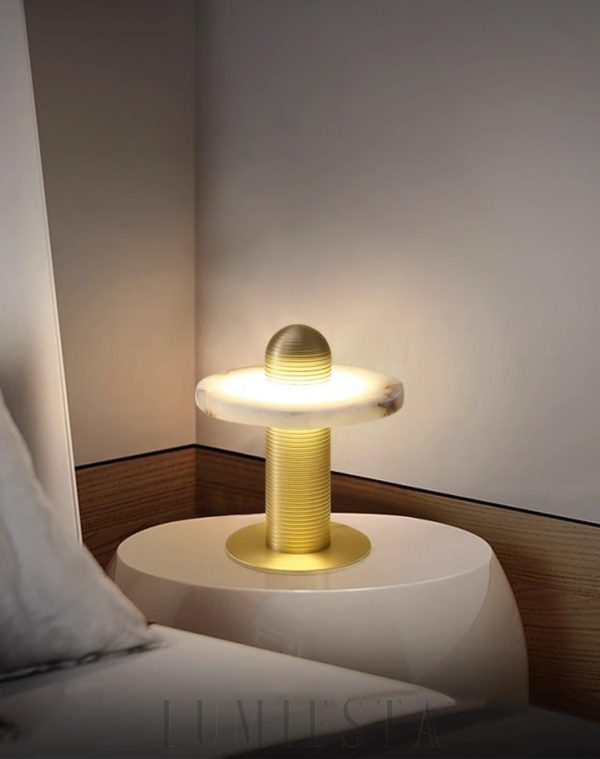 Median - lampa stołowa z alabastru czarno złota w pełnym ujęciu, z dekoracyjnym kloszem
