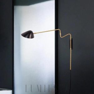 Lampa ścienna z metalowym ramieniem w stylu nowoczesnym