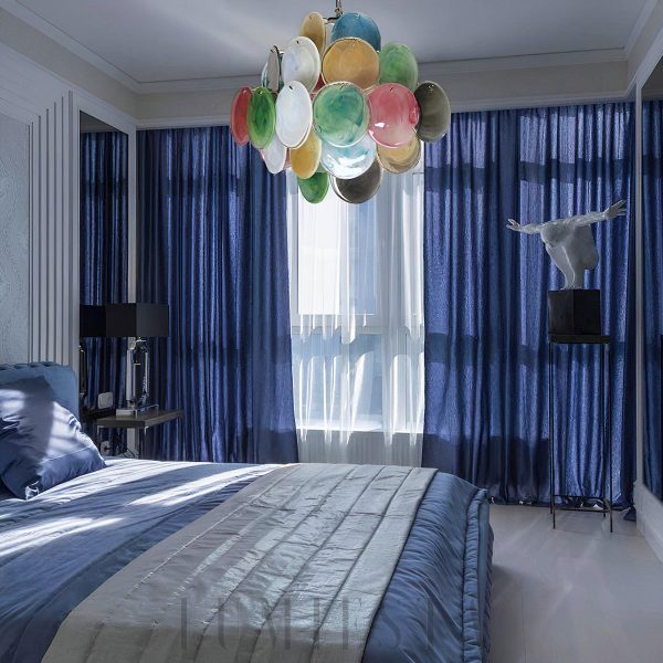 wm_15989643200517569486.jpg Witryna z kolorowym żyrandolem Murano o średnicy 49cm