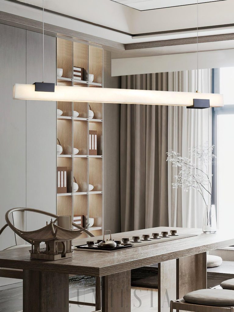 Lampa wisząca alabaster podłużna Cary - zbliżenie na strukturę alabastru i mosiężne detale