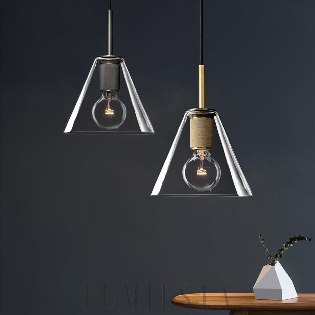 Szklana lampa wisząca mosiężna, całość oprawy na tle wnętrza w stylu industrialnym