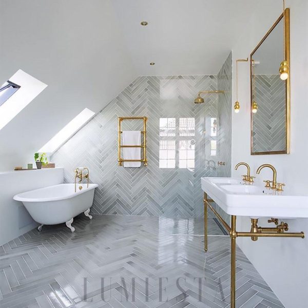 Kinkiet kulisty złoty szklany 18 cm, detal mocowania przy ścianie
