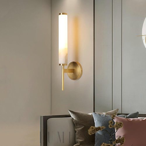Brindisi kinkiet Alabaster w stylu świecy - detal mosiężnego mocowania i białego klosza