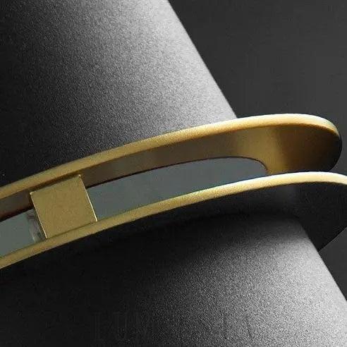 Elegancka lampa ścienna czarna ze złotym akcentem