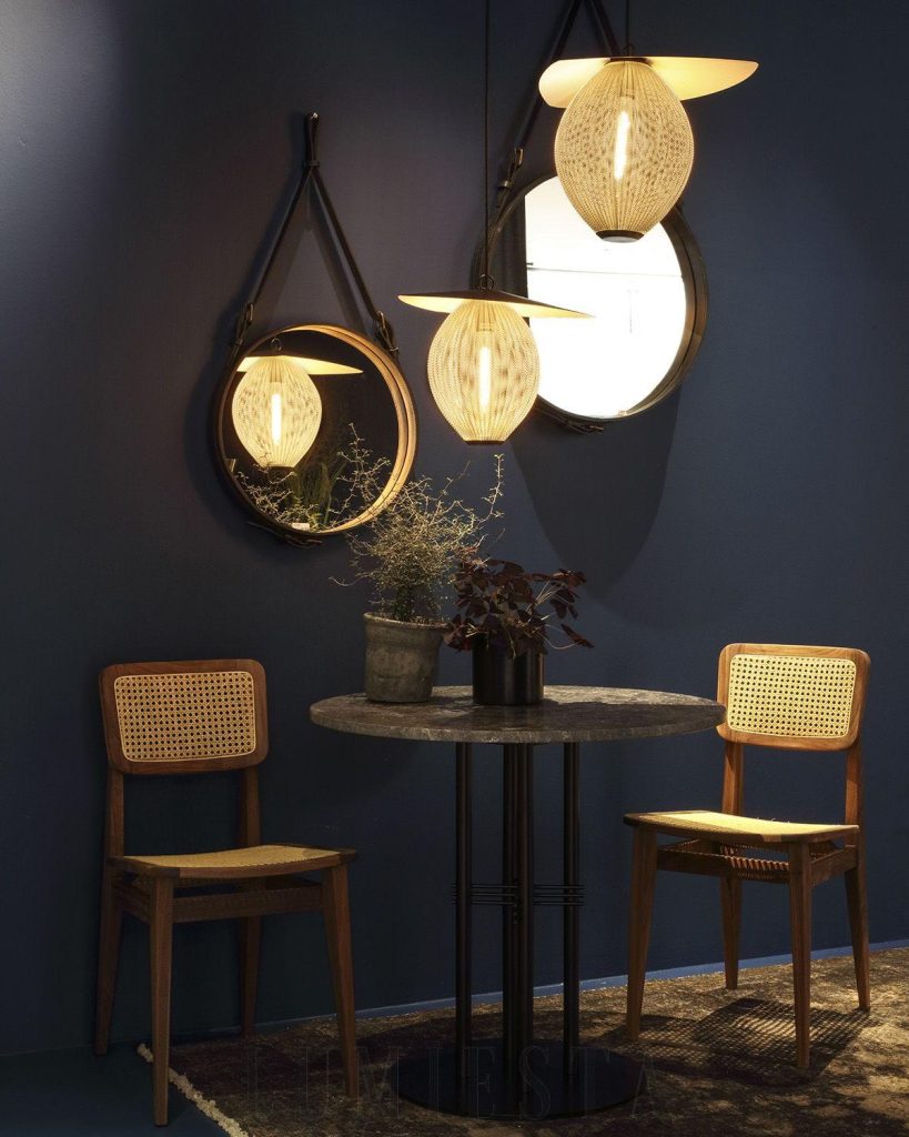 Lampa wisząca Gubi w większym rozmiarze, z prostą formą i metalowym korpusem
