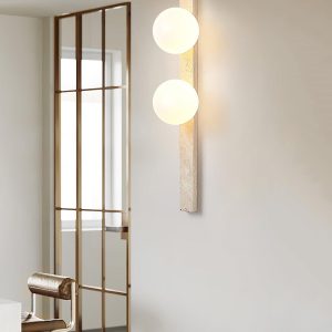 Verty - Pionowy kinkiet trawertynowy z kulistymi kloszami 95 cm