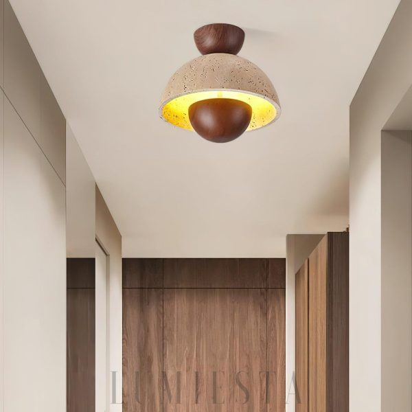 Półkulista lampa sufitowa 23 cm beżowo orzechowa, widok od dołu z trawertynowym kloszem