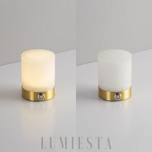 Lucrene - Alabastrowa lampa stołowa z mosiężną oprawą