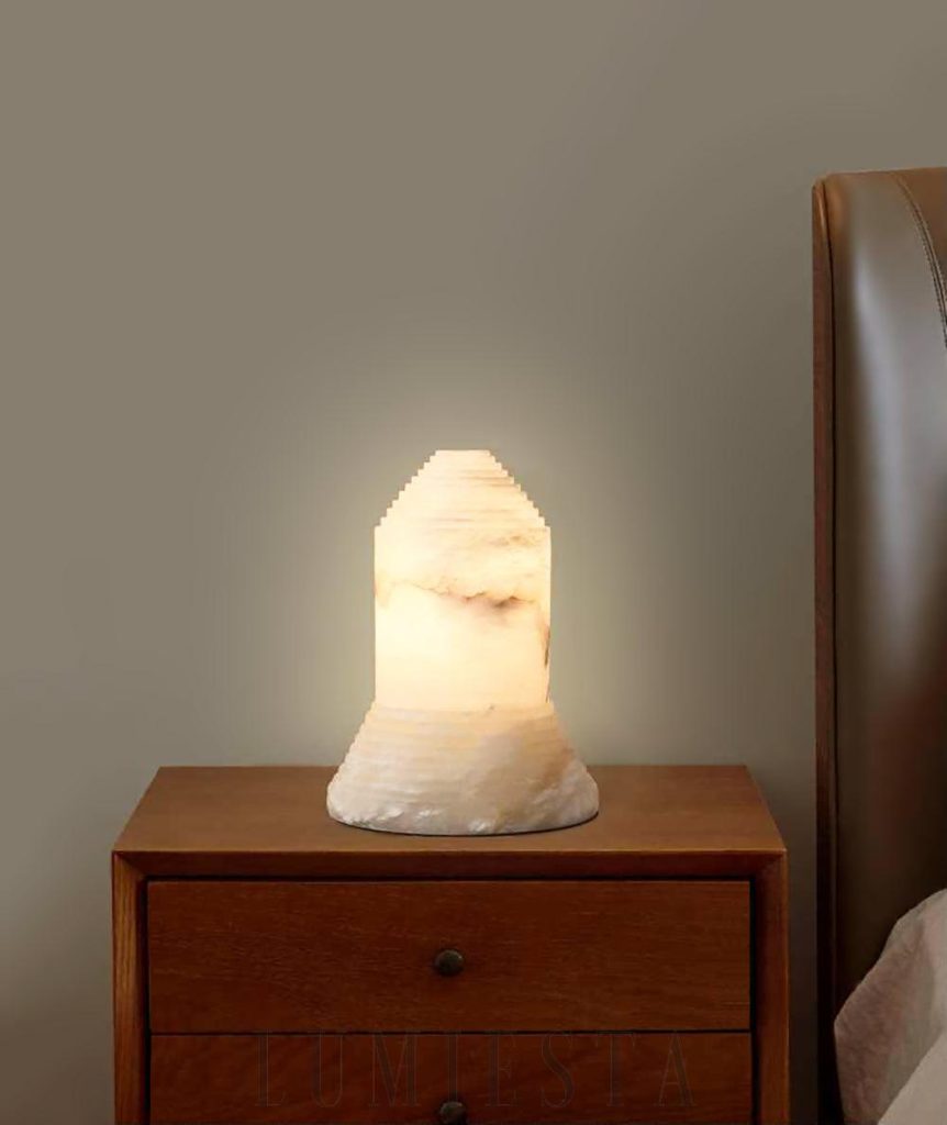 Babel - lampa stołowa z alabastru w nowoczesnym stylu, widok podświetlonego klosza