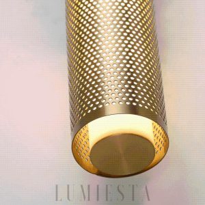 Lampa ścienna w złotym kolorze w nowoczesnym stylu - złoty kinkiet tubowy pokazany pod lekkim kątem
