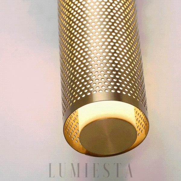 Lampa ścienna w złotym kolorze w nowoczesnym stylu - złoty kinkiet tubowy pokazany pod lekkim kątem
