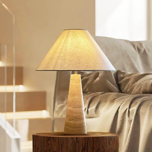 Beżowa stożkowa lampa stołowa z trawertynu - detal podstawy z kamienia