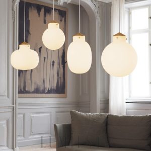 Lampa wisząca szklana biała kula Raito, detal klosza i mocowania w ciepłym świetle