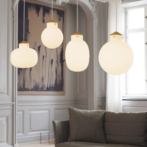 Lampa wisząca szklana biała kula Raito, detal klosza i mocowania w ciepłym świetle