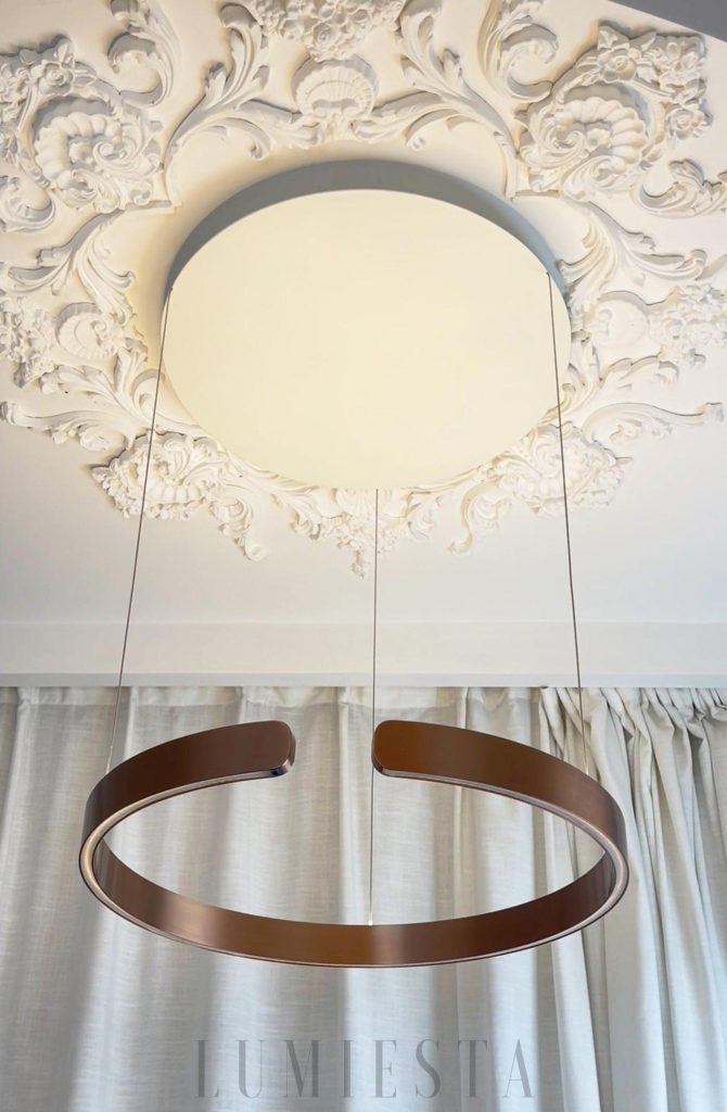 Utonia - aluminiowa lampa wisząca w okrągłej formie, widok z perspektywy i czysta linia oprawy
