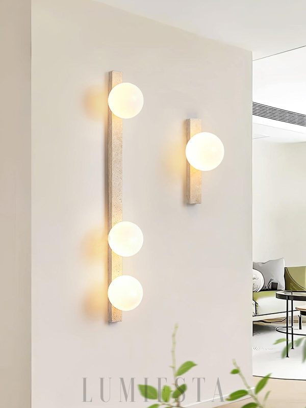 Verty - Pionowy kinkiet trawertynowy z kulistymi kloszami 95 cm