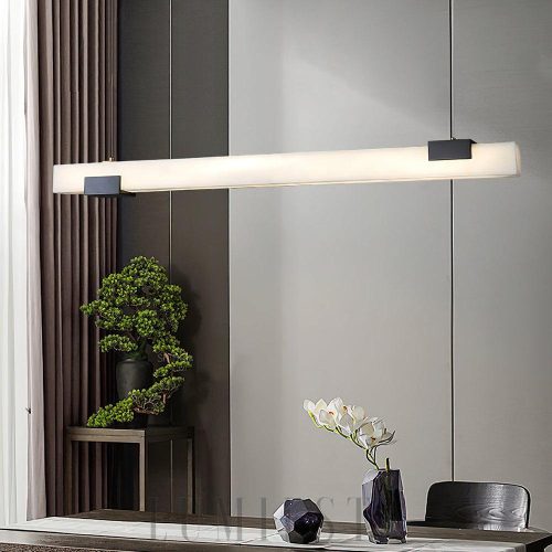 Cary - lampa wisząca z alabastru i mosiądzu, widok z boku na długi, smukły klosz