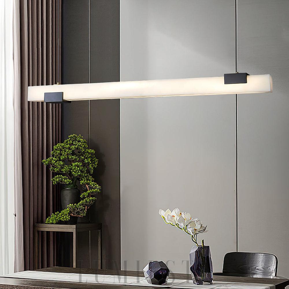 Cary - lampa wisząca z alabastru i mosiądzu, widok z boku na długi, smukły klosz