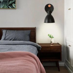 Nowoczesna lampa ścienna czarna z regulowanym kloszem