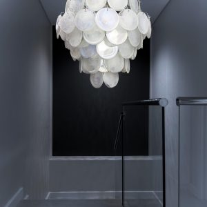 Murano Vintage - białe szklane dyski i metalowa konstrukcja lampy wiszącej