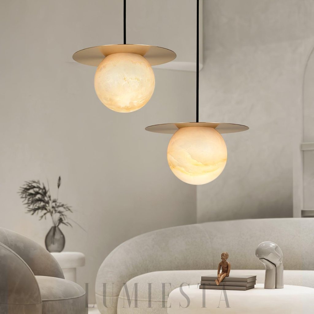 Borra - lampa wisząca alabastrowa kula mosiężna, ujęcie z dołu z widocznym światłem