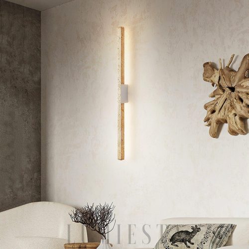 Długa wąska lampa ścienna z trawertynu 86 cm beżowa, profil boczny kinkietu