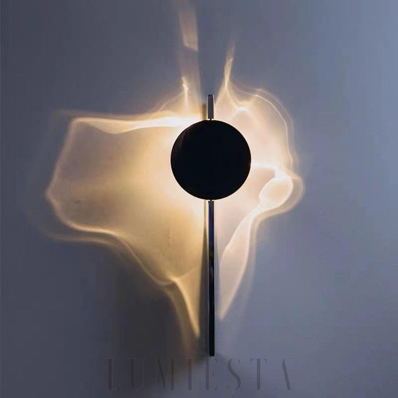 Lampa ścienna Ripple chrom/czarny - zbliżenie na metaliczne wykończenie i linię światła