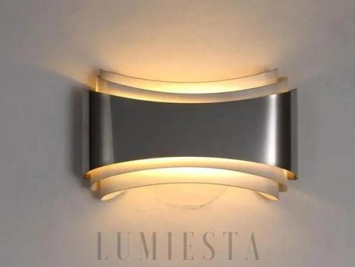 Lampa ścienna w stylu nowoczesnym z eleganckim kształtem