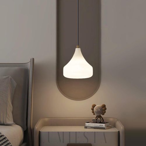 Lampa wisząca łezka z alabastru, złoty detal i białe szkło od spodu