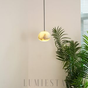 Roti - lampa wisząca alabaster organiczna, profil lampy na ciemnym tle