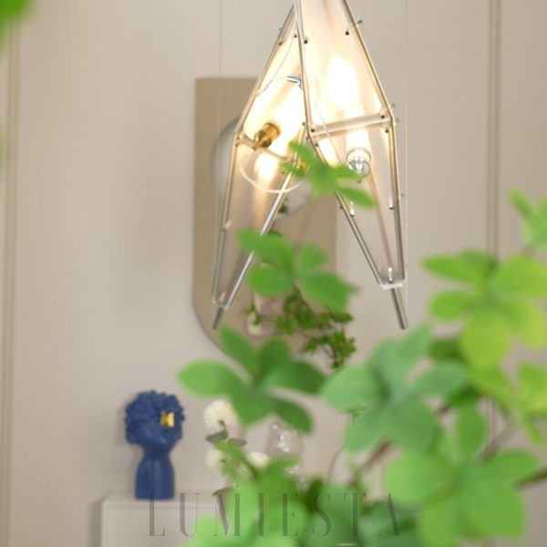 Lampa wisząca Fragment - detal złotego wnętrza i chromowanej oprawy
