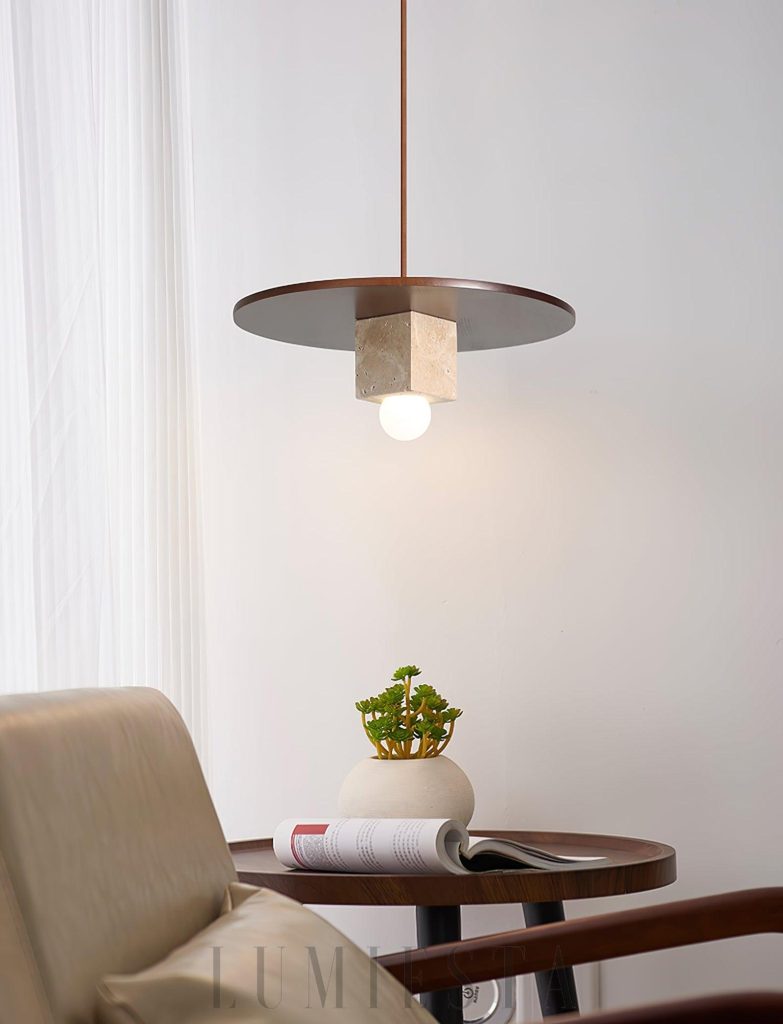 Iona - beżowa lampa wisząca z trawertynu i drewna, zbliżenie na wykończenie
