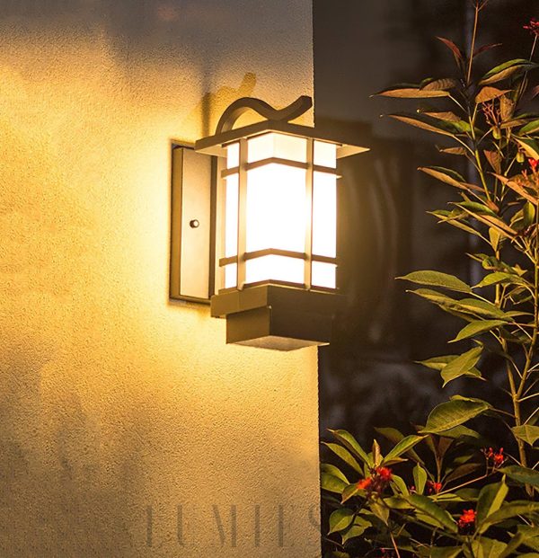 Lampa ścienna Madison w stylu latarni z dekoracyjną kratką