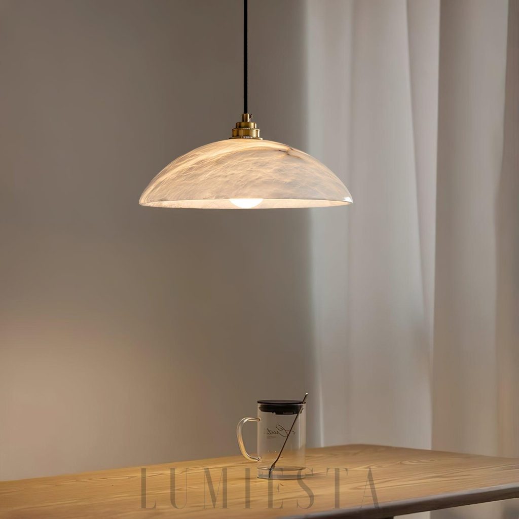 Lampa wisząca alabastrowa mosiężna Cairngorm - zbliżenie na mosiężne mocowanie