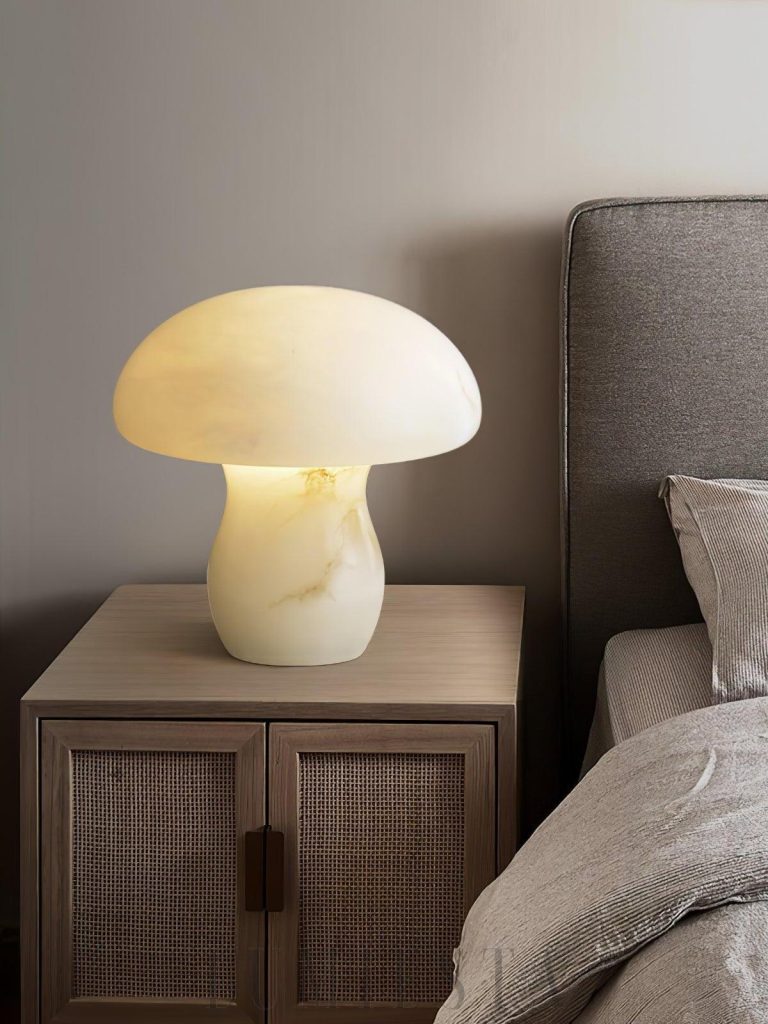 Corsica - lampa stołowa alabaster grzybek, widok z boku na smukłą podstawę