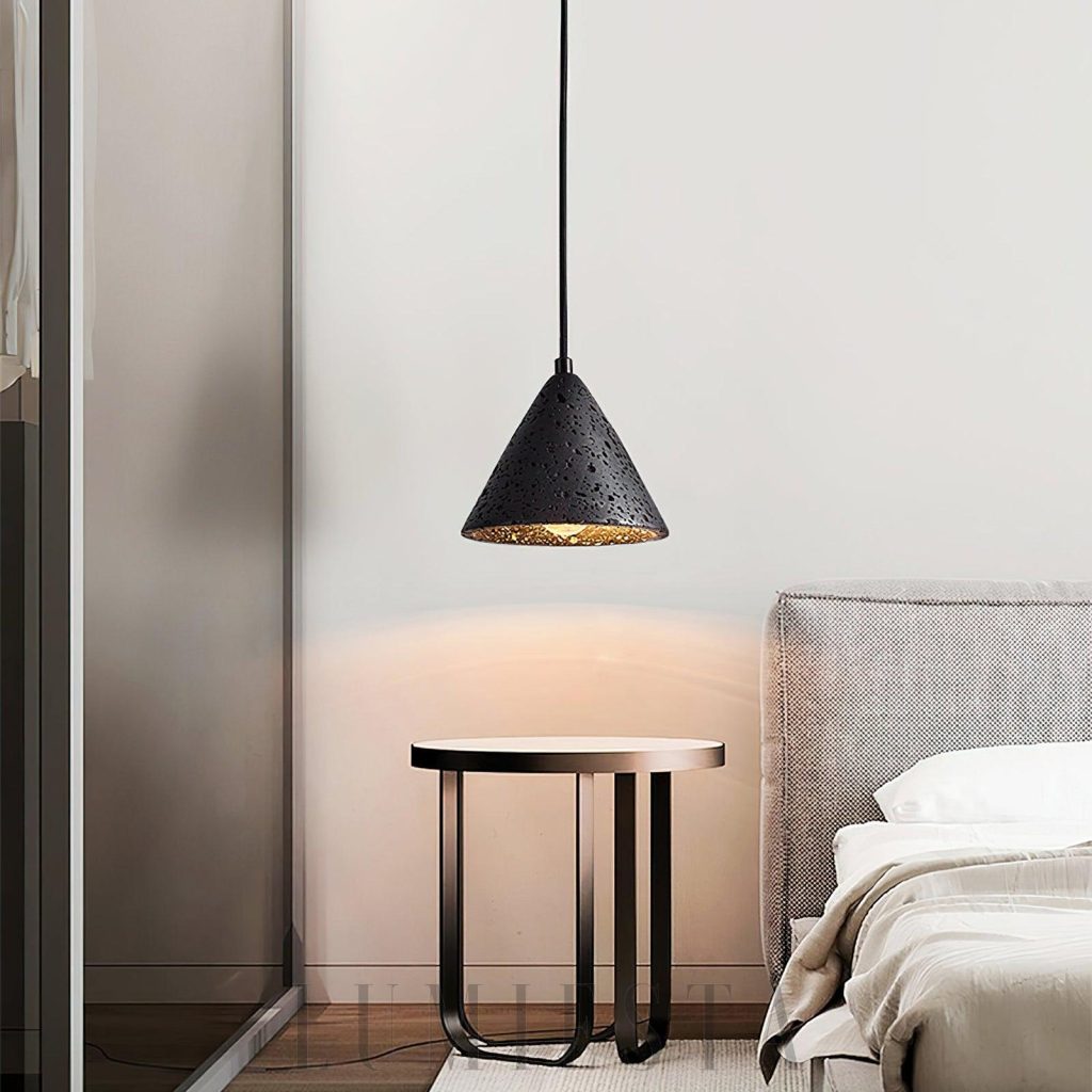 Scafell - lampa wisząca z trawertynu od spodu, z widocznym światłem w centralnym otworze