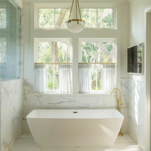 Istarna - lampa wisząca półokrągła z alabastru i metalu