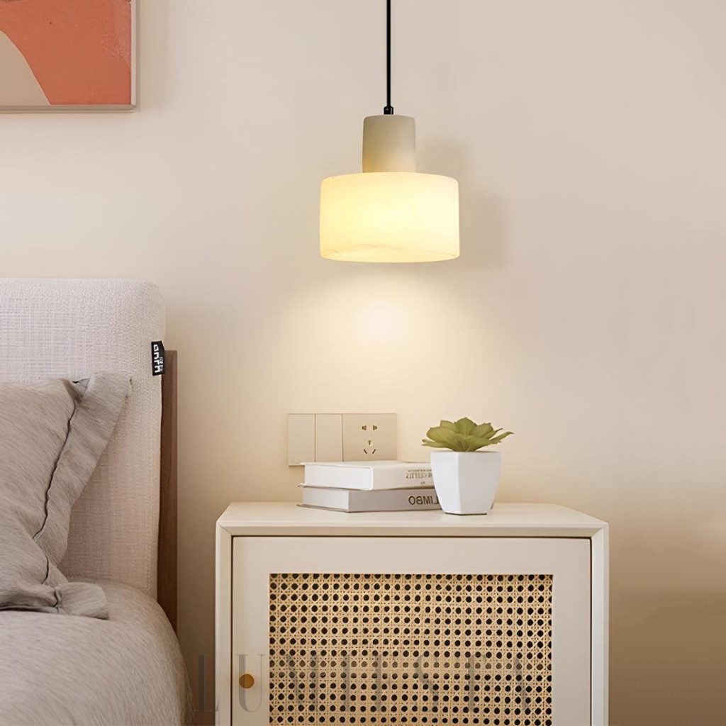 Tyne - cylindryczna alabastrowa lampa wisząca od spodu, z miękkim światłem