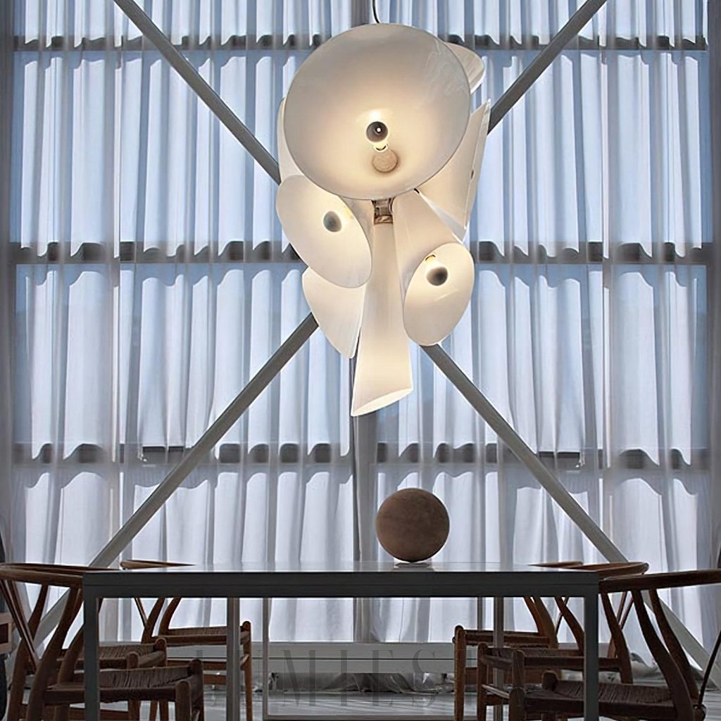 Lampa wisząca Nebula o białym kolorze, detal szklanych elementów i aluminiowej konstrukcji