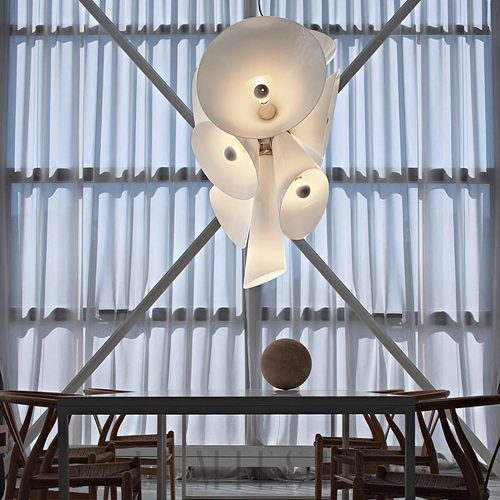 Lampa wisząca Nebula o białym kolorze, detal szklanych elementów i aluminiowej konstrukcji