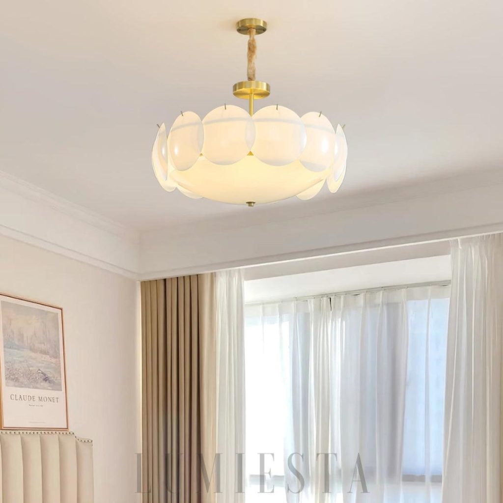 Selene - lampa sufitowa z mosiężnym korpusem i gładkim szklanym kloszem