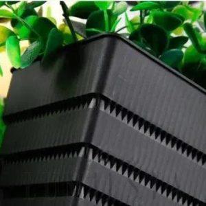 Lampa wisząca z roślinami w nowoczesnym stylu industrialnym