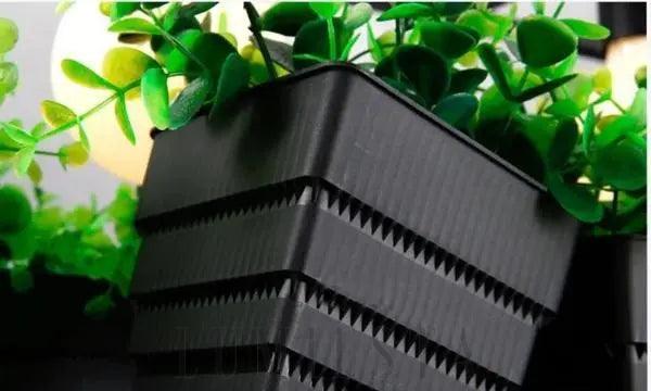 Lampa wisząca z roślinami w nowoczesnym stylu industrialnym